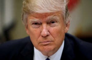 Опрос: недовольство жителей США работой Трампа продолжает расти