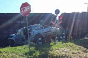 Под Елгавой автомобиль столкнулся с локомотивом