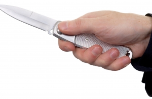 Пара ограбила парня на Центральном рынке, угрожая ножом