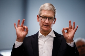В штанах у главы Apple разглядели новый айфон