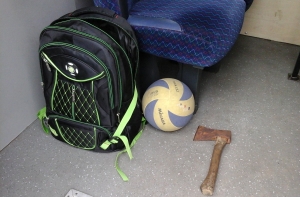 10-летний мальчик на детской площадке угрожал окружающим топором