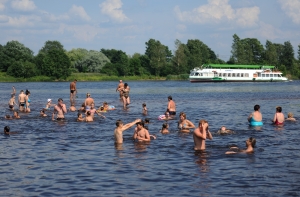 Вода в реках и озерах местами прогрелась до +23 градусов