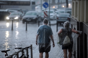 Отключение электричества и затопленные улицы: Латвия пережила сильнейшую бурю