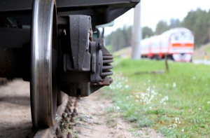 Столкновение легковушки с поездом блокировало движение по трассе Елгава-Тукумс