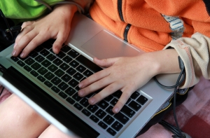 Полицейские нашли в Риге двух детей, оставленных без присмотра