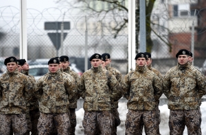 Минобороны требует ввести в Латвии официальный День военного