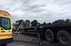 Грузовая машина врезалась в ограждение на Южном мосту