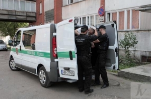 В Риге пьяный подросток  пытался забрать оружие у полицейского