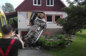Стали известны подробности аварии с машиной, въехавшей в дом