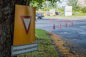 Активисты самовольно обустроили перекресток в Чиекуркалнсе