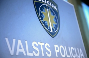 В Огре пьяная мать бросила без присмотра двух маленьких детей