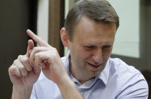 Навального закидали сардельками в аэропорту Москвы