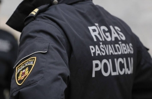 Пенсионер пугал детей половым органом