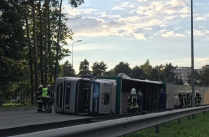 На проспекте Виестура перевернулся грузовик и заблокировал движение