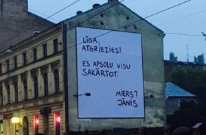 Лига, вернись: рижане поддержали влюбленного парня