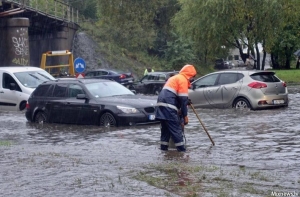Последствия «Томаса»: поваленные деревья и сломанные крыши