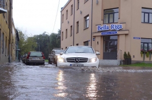 Ливень в Риге, пробки, наводнение: соцсети, фото и видео