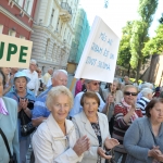 Пенсионеры проводят митинг «за достойную старость»