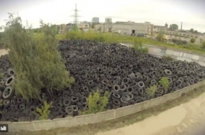 Пользователи соцсетей возмущены «разрастанием» свалки покрышек в центре Риги