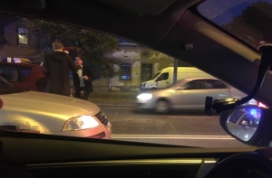 Столкновение авто в Риге: участники аварии решили перекусить на месте кровавого ДТП