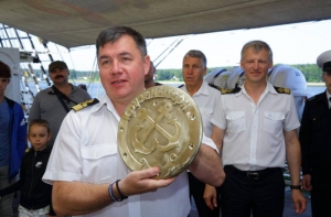 «Крузенштерн» принял необычный подарок от экипажа парусника «Либава»