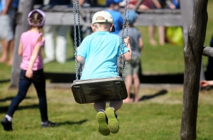 После падения с качелей в тяжелом состоянии в больницу попал 10-летний мальчик