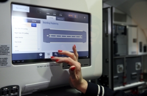 Стюардессу из Латвии судят за вымогательство 100 000 долларов