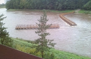 В Огре из-за дождей прорвало пешеходный мост