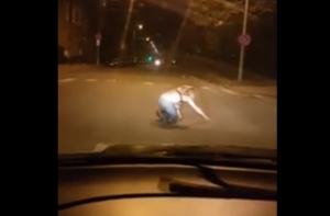 Полураздетая женщина ползала по проезжей части в Риге