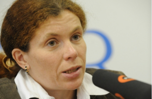 Журналистка Юлия Латынина покинула Россию после поджога ее автомобиля