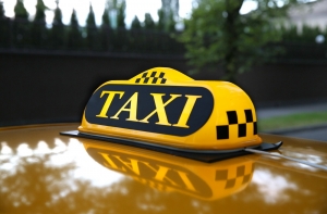 Таксисты устроили акцию протеста у здания СГД (ДОПОЛНЕНО)