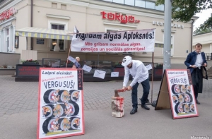 К «слившей» информацию о зарплатах в конвертах журналистке приставлена охрана