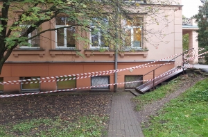 В больнице Страдиня под посетителем проломилась лестница