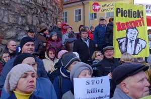 Активист: учителя не протестуют, так как боятся закона о лояльности