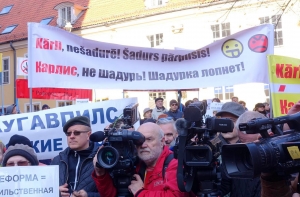 «Карлис, шадурка лопнет!»: прошел митинг защитников русских школ