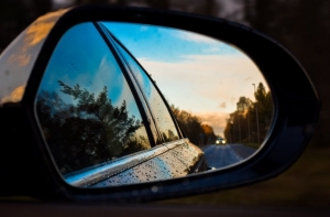 В Вецмилгрависе мужчина разбивал зеркала машин