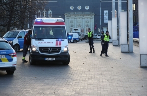 В центре Таллинна полиция открыла огонь по вооруженному ножами мужчине