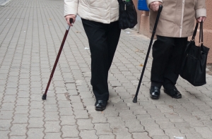 Пожилых мужчин в Латвии в два раза меньше, чем женщин