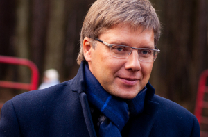 Политолог оценил шансы Ушакова побороться за власть