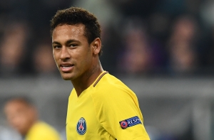 Футболиста Неймара закидали бутылками