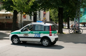 В Риге на кладбище задержали полуголую женщину и мужчину с 5 кг табака