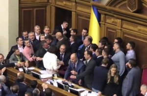 Депутаты Рады в драке сломали Турчинову микрофон