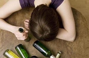 Мать при ребенке распивала алкоголь в неизвестной компании и дебоширила