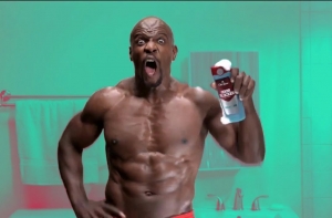 Актер из рекламы Old Spice рассказал о подержавшем его за пенис продюсере