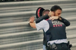 Мы этого не забудем! Фотография каталонского парня облетела мир