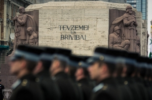 Подножие памятника Свободы устилают цветами