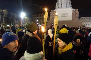 Сотни людей приняли участие в факельном шествии в центре Риги