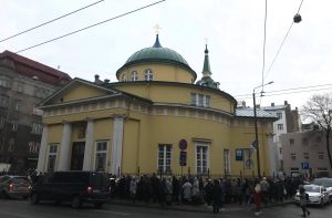 Сотни людей пришли проститься с Михаилом Задорновым