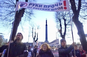 «Карлис, не трогай красную линию!»: прошло шествие защитников русских школ