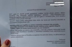 Подписи за отмену школьной реформы переданы в Сейм